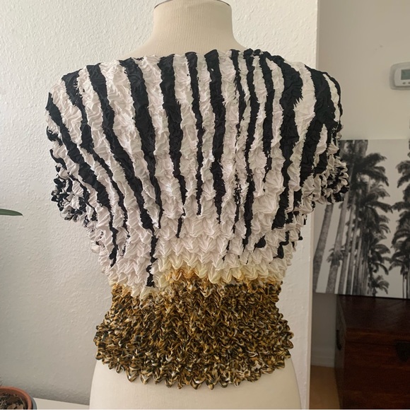 F.C Popcorn top in black, white, yellow, brown and gold. Short sleeves. - Picture 10 of 14